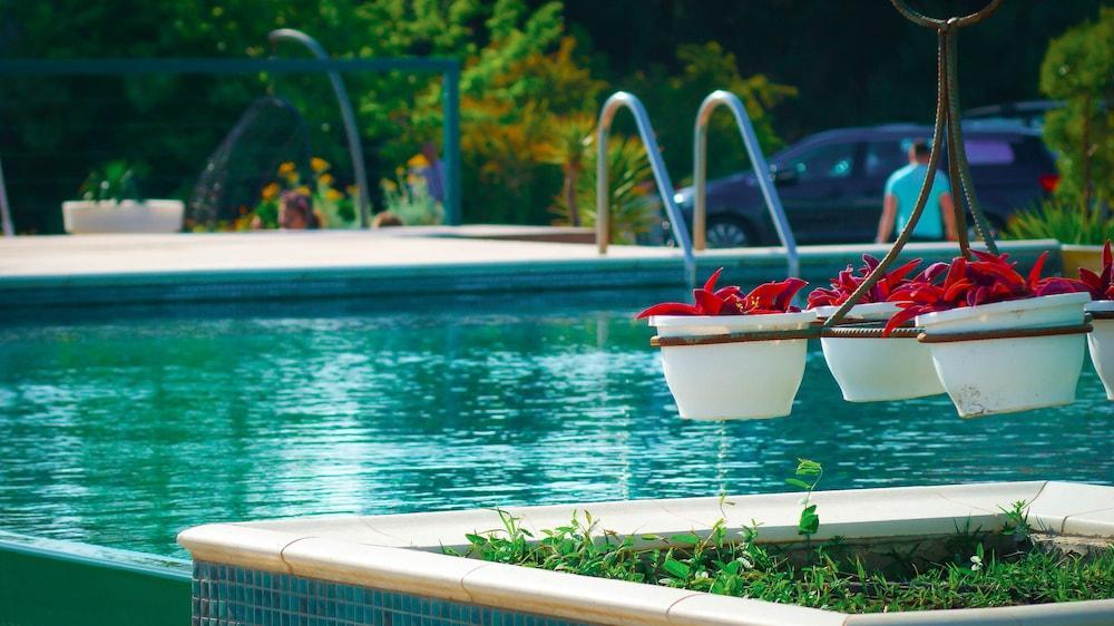 The Crescent Beach Hotel Bakoe Buitenkant foto