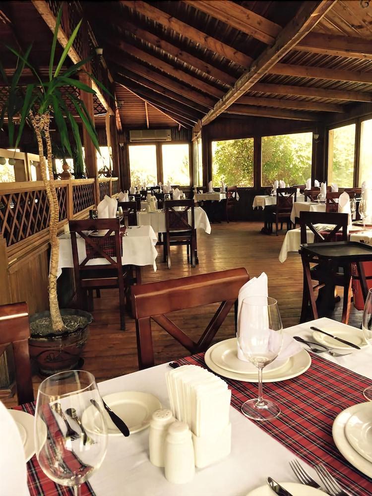 The Crescent Beach Hotel Bakoe Buitenkant foto