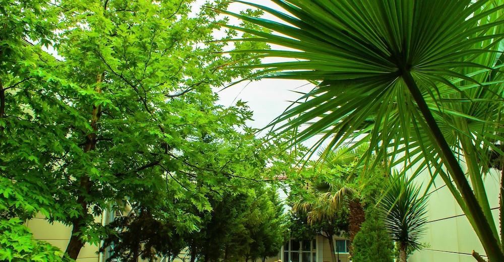The Crescent Beach Hotel Bakoe Buitenkant foto