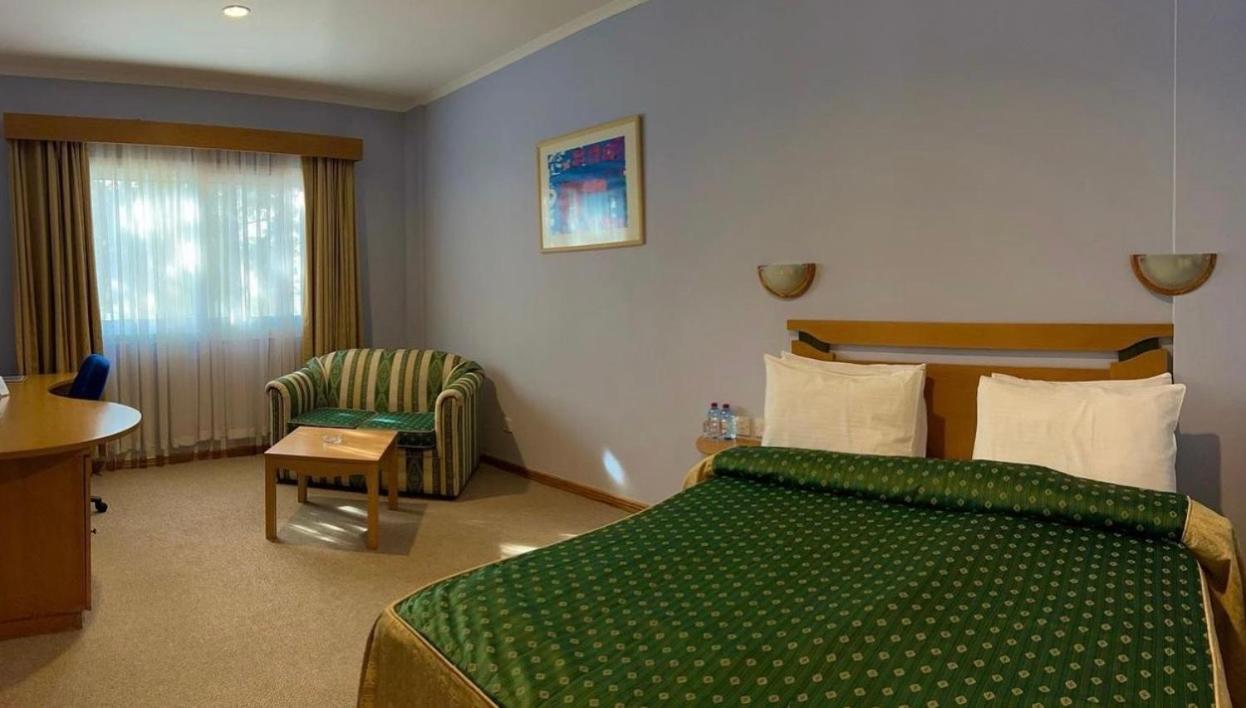 The Crescent Beach Hotel Bakoe Buitenkant foto
