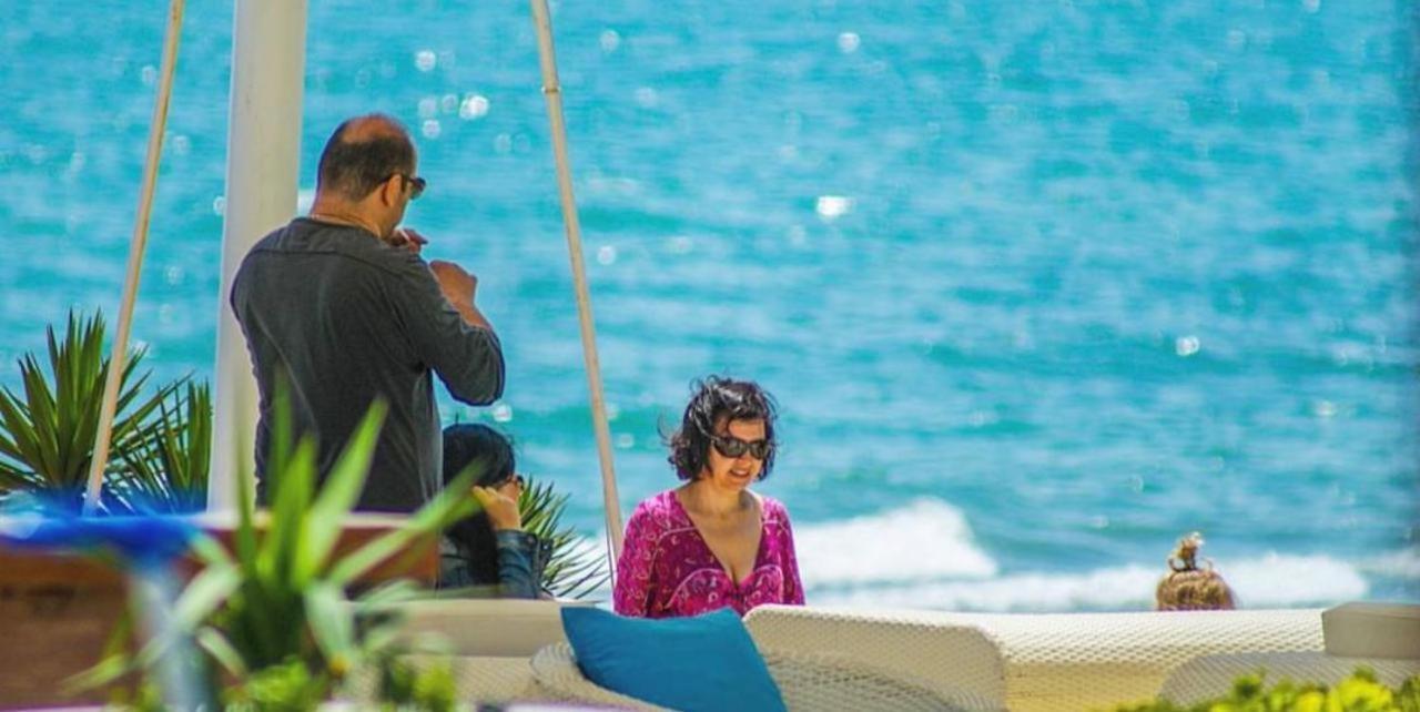 The Crescent Beach Hotel Bakoe Buitenkant foto