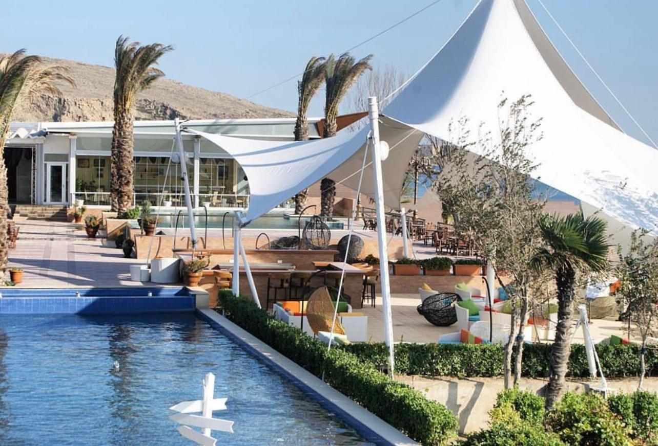 The Crescent Beach Hotel Bakoe Buitenkant foto