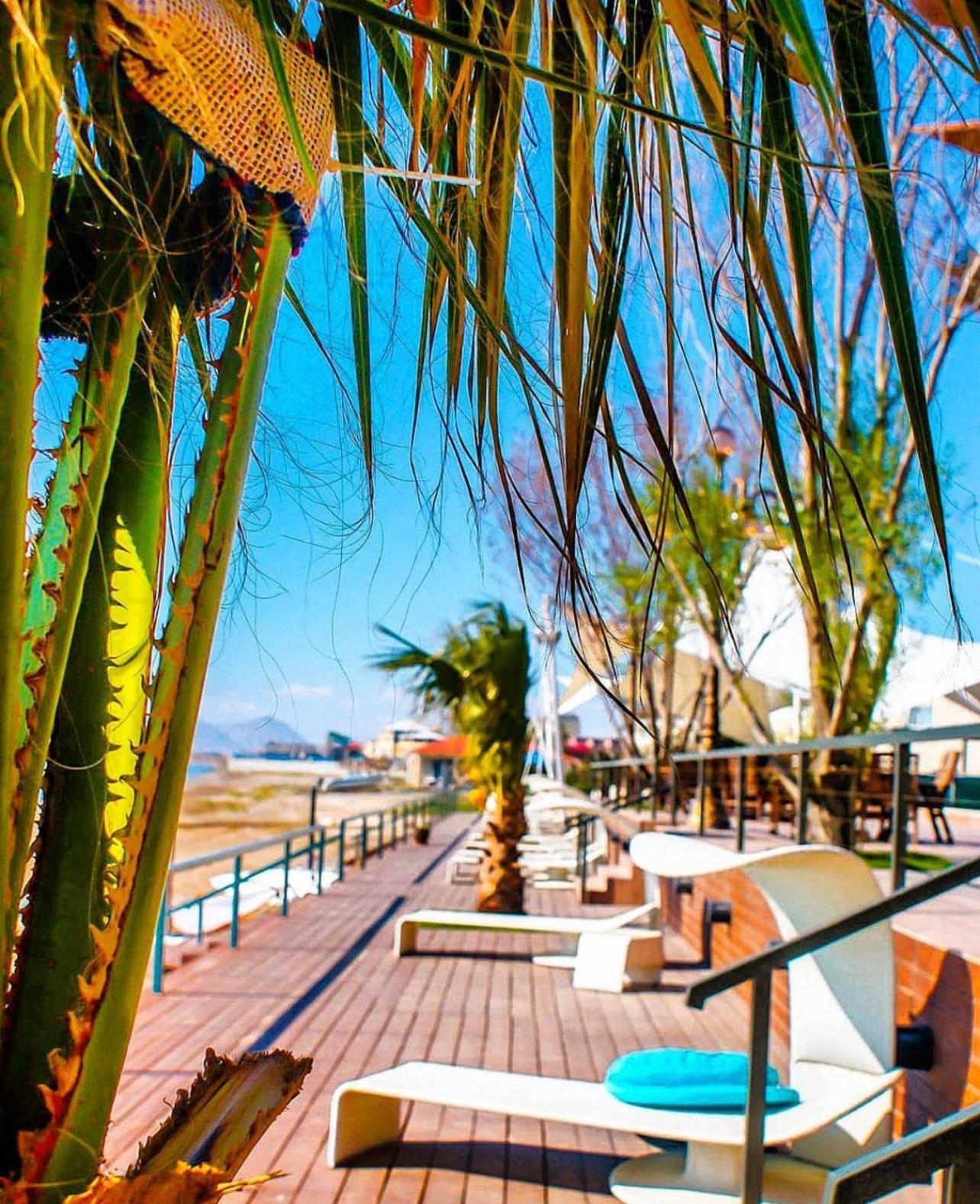 The Crescent Beach Hotel Bakoe Buitenkant foto