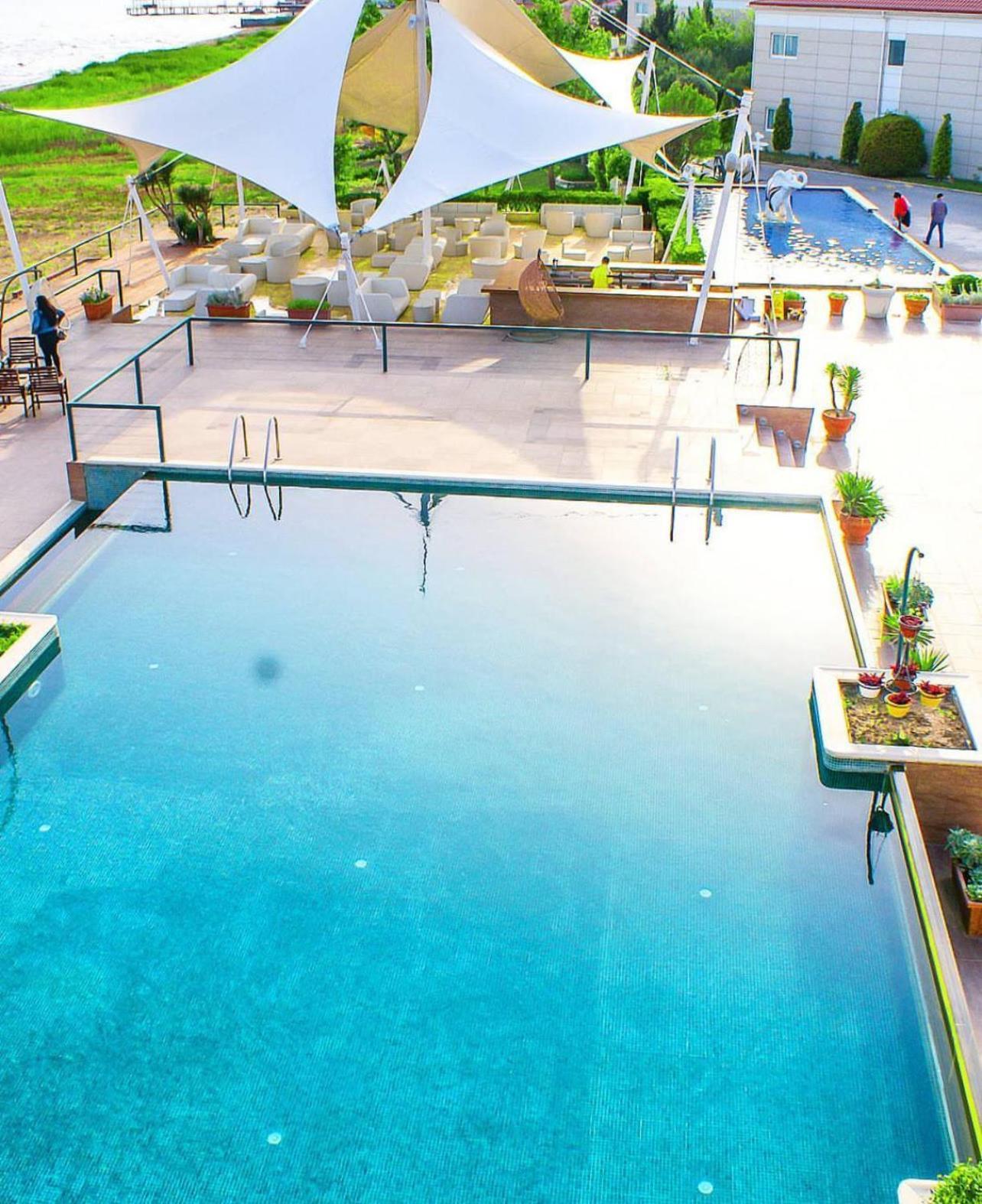 The Crescent Beach Hotel Bakoe Buitenkant foto