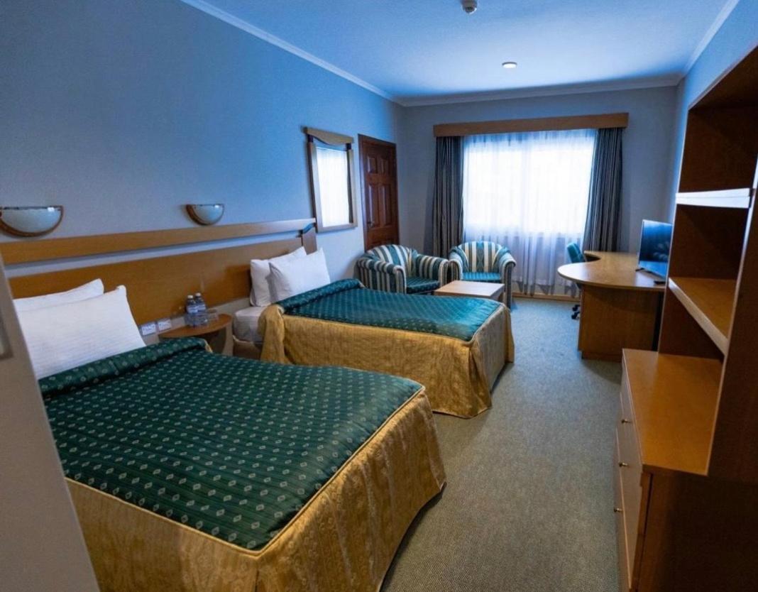 The Crescent Beach Hotel Bakoe Buitenkant foto