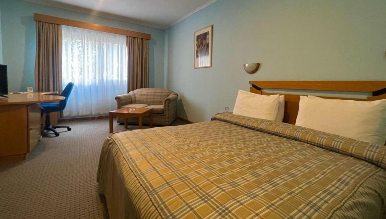 The Crescent Beach Hotel Bakoe Buitenkant foto