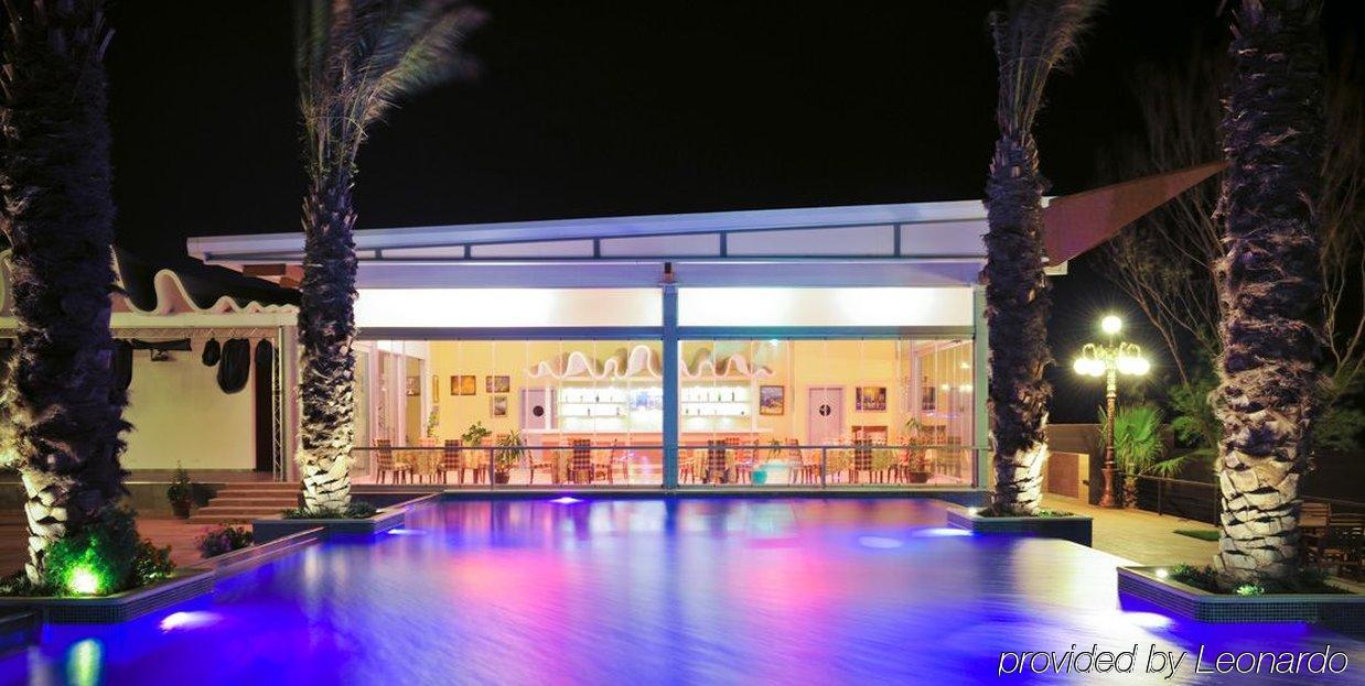 The Crescent Beach Hotel Bakoe Buitenkant foto