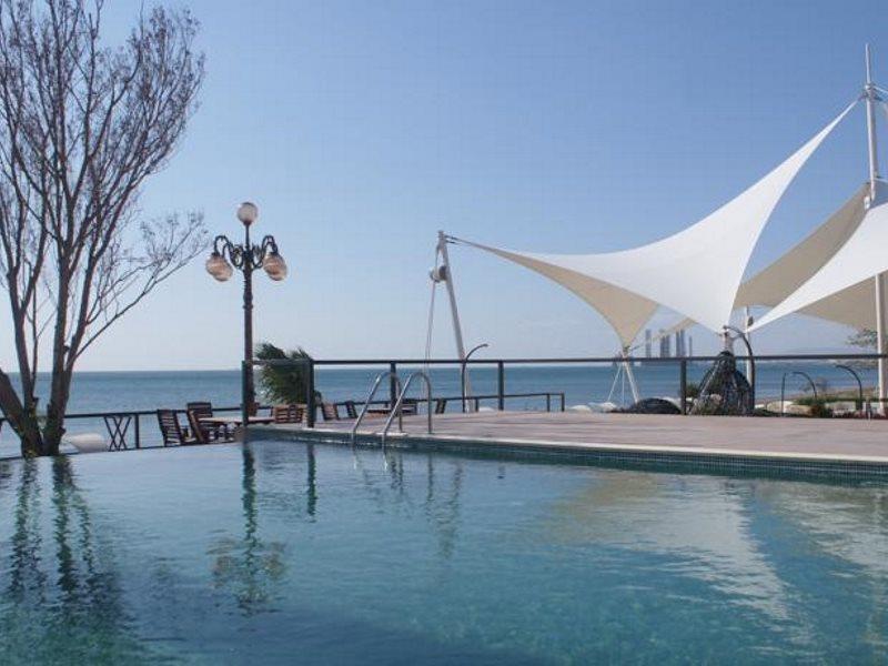 The Crescent Beach Hotel Bakoe Buitenkant foto