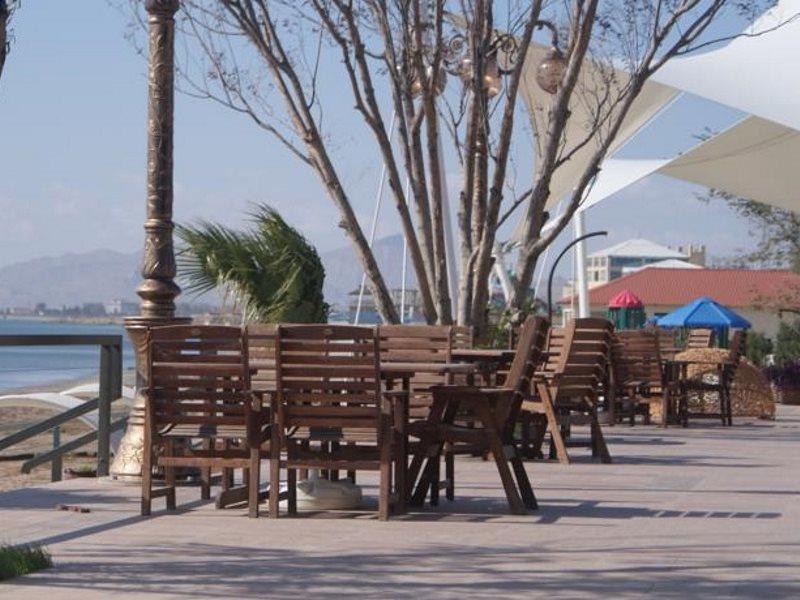 The Crescent Beach Hotel Bakoe Buitenkant foto