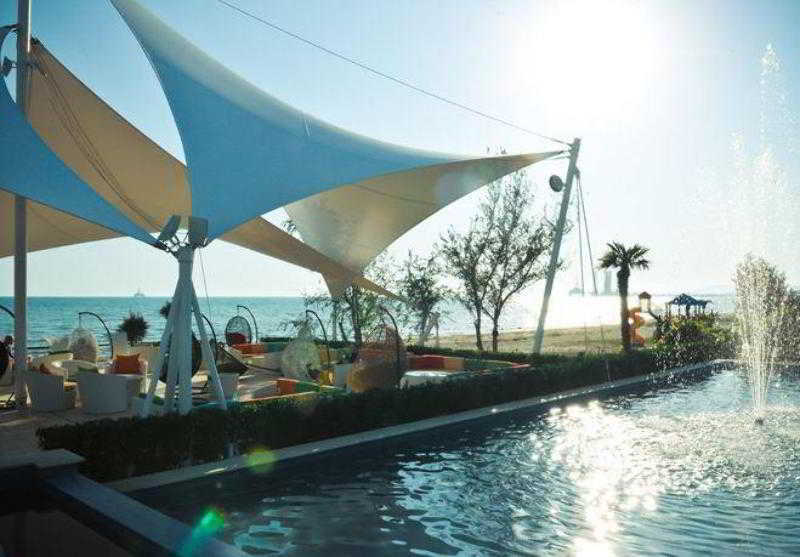 The Crescent Beach Hotel Bakoe Buitenkant foto