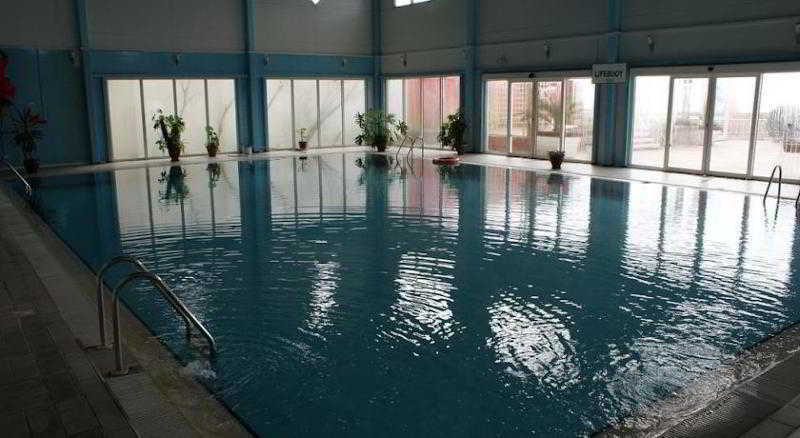 The Crescent Beach Hotel Bakoe Buitenkant foto